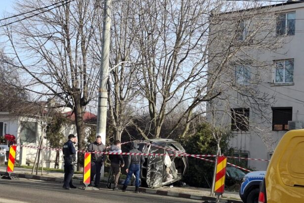 galerie foto masina rasturnata pe trotuar la ovidiu 69a54f2b8ec41