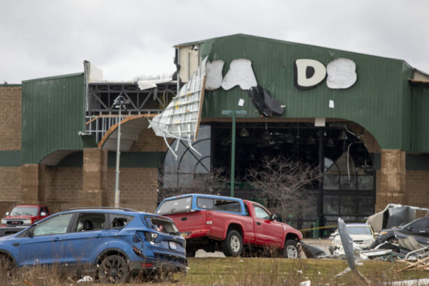 galerie foto tornade devastatoare in sua cel putin sase morti printre victime un baiat de 12 ani zeci de case distruse in michigan si oklahoma 69ad2ffe9b87c