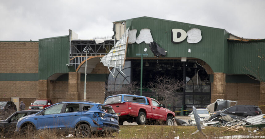 galerie foto tornade devastatoare in sua cel putin sase morti printre victime un baiat de 12 ani zeci de case distruse in michigan si oklahoma 69ad2ffe9b87c