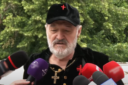 gigi becali da asigurari ca va aduce lumina sfanta de la ierusalim trimit soldatii mei care cand dau ordin trec prin foc si sabie si aduc lumina sfanta chiar cu riscul vietilor 69b50fe2d1caf