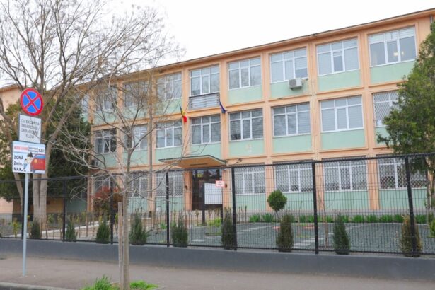 incep lucrarile de renovare la scoala gimnaziala nr 43 ferdinand constanta primarul chitac a semnat contractul 69c3ba96c22d7