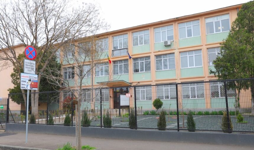 incep lucrarile de renovare la scoala gimnaziala nr 43 ferdinand constanta primarul chitac a semnat contractul 69c3ba96c22d7