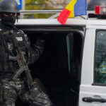 interventie a politiei pentru calmarea unui barbat care arunca cu pietre in masini impuscat dupa ce a atacat cu sabia un politist 69b58244d9229