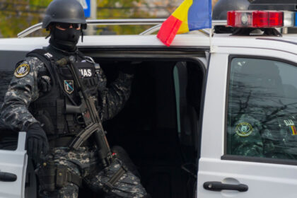 interventie a politiei pentru calmarea unui barbat care arunca cu pietre in masini impuscat dupa ce a atacat cu sabia un politist 69b58244d9229