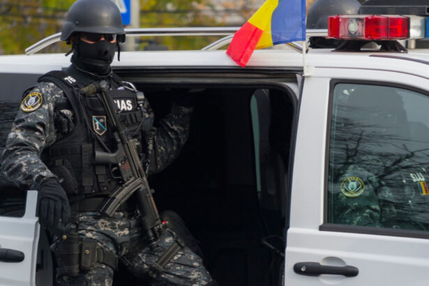 interventie a politiei pentru calmarea unui barbat care arunca cu pietre in masini impuscat dupa ce a atacat cu sabia un politist 69b58244d9229