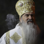 ips teodosie urmeaza sa fie dat afara din vila de la malul marii din cauza unui decret semnat de ceausescu 69a59eb90ba60