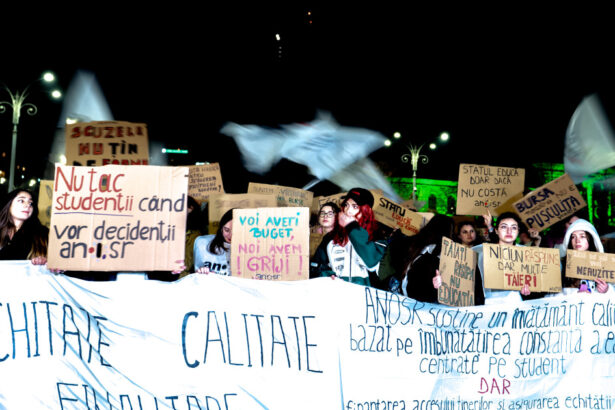 ministrul educatiei in mijlocul studentilor protestatari imi doresc un buget mai mare pentru studenti si o schimbare de mentalitate 69b5d32411fc1