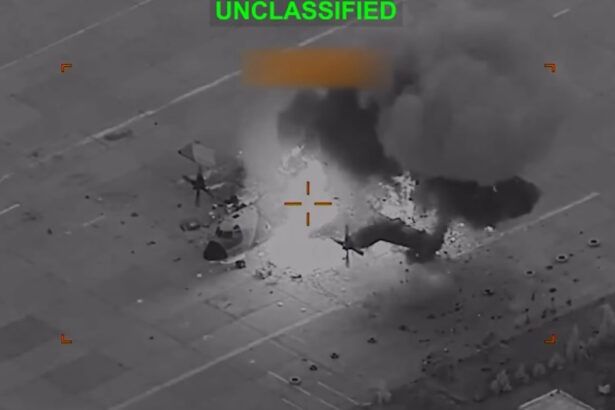 momentul in care rachetele americane surprind la sol mai multe avioane ale iranului si le distrug 69b5c189b04c6