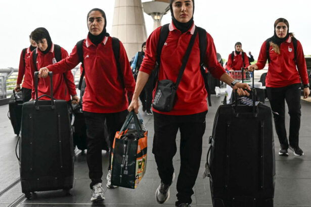 nationala feminina de fotbal a iranului s a intors in tara cate dintre ele au decis pana la urma sa ramana in australia 69baba34d9448