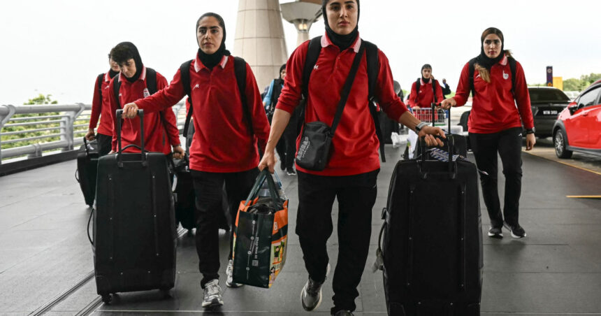 nationala feminina de fotbal a iranului s a intors in tara cate dintre ele au decis pana la urma sa ramana in australia 69baba34d9448
