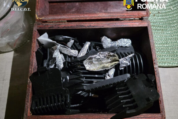 perchezitii la presupusi traficanti de droguri de mare risc foloseau doua fete de 13 si 15 ani pentru distributie 69cbba8fcc3d4