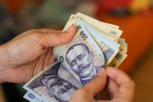 peste 7 milioane de romani primesc beneficii sociale mai devreme in aceasta luna cand incep platile 69a6c5fe013fa