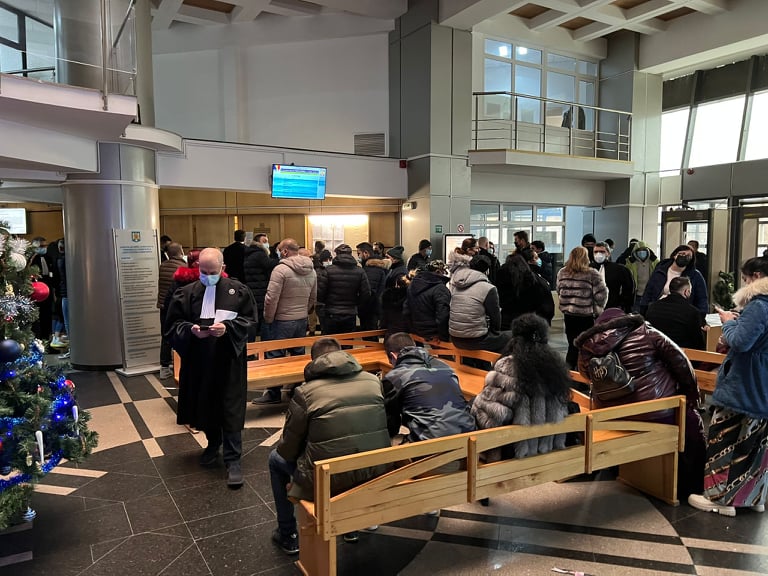 rasturnare de situatie intr un proces civil intre vecini se judeca de ani buni pentru a se stabili care dintre ei este proprietarul unui teren 69a6b616a0d29