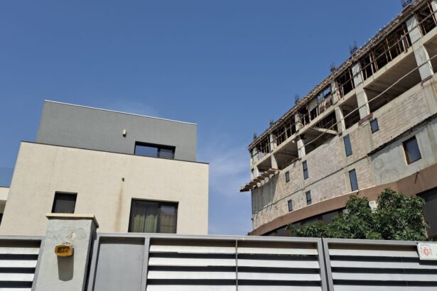 si a construit o terasa in curte fara autorizatie de la primarie iar acum este obligat prin instanta sa o demoleze 69c47113e607d