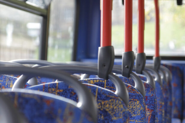 tanar prins de jandarmi cu spray lacrimogen si cutit intr un autobuz din bacau 69c90274bbb82