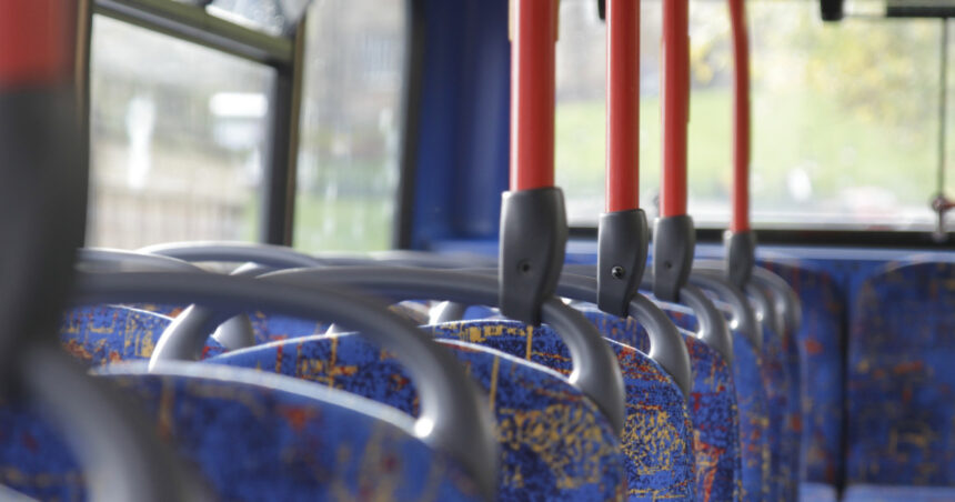 tanar prins de jandarmi cu spray lacrimogen si cutit intr un autobuz din bacau 69c90274bbb82