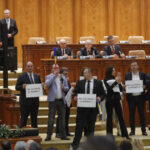 trei deputati ai partidului sos indemnizatie redusa cu 50 pe trei luni pentru scandalul din plen 69c16dd4f2b9d