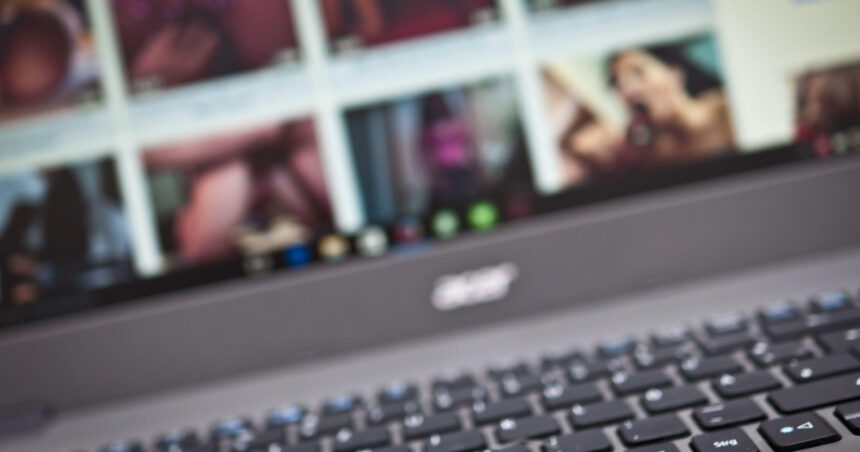 ue acuza patru platforme pentru adulti ca nu au reusit sa impiedice accesul copiilor la continutul lor 69c51c0561f53