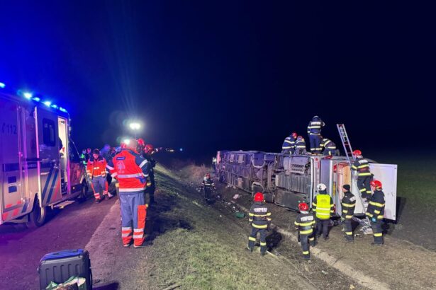 un autocar in care se aflau 44 de persoane s a rasturnat o persoana a murit a fost activat planul rosu 69be3c4edcb21
