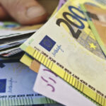 un barbat din iasi s a dat drept agent imobiliar si a inlocuit 128 000 de euro cu bancnote dintr un joc 69b422b743f00