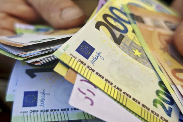 un barbat din iasi s a dat drept agent imobiliar si a inlocuit 128 000 de euro cu bancnote dintr un joc 69b422b743f00