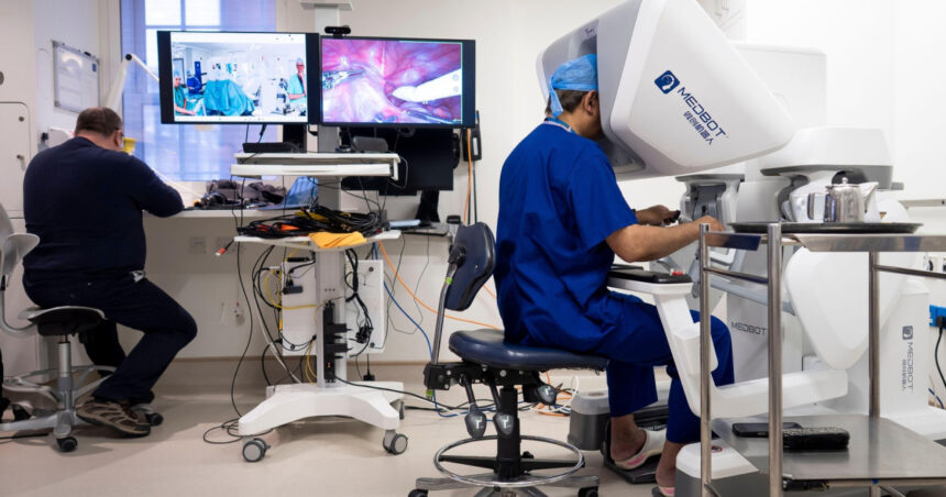 un chirurg din londra a operat un pacient aflat la 2 400 km distanta cu ajutorul unui robot 69ab20735c60f