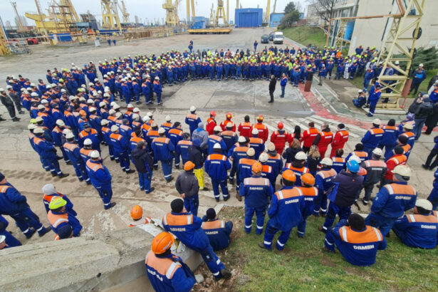 video angajatii santierului naval mangalia protesteaza din nou oamenii solicita aprobarea planului de reorganizare 69c28a9813b5f