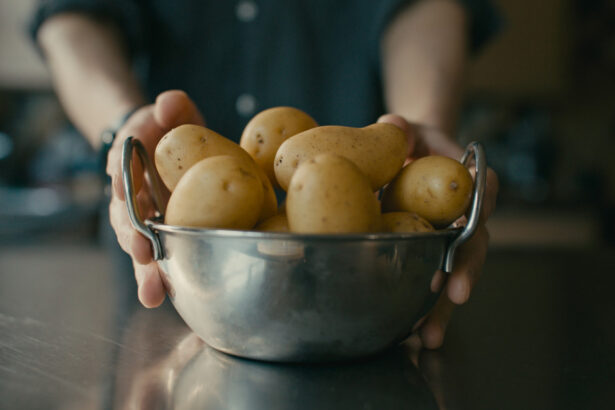 video au aparut primii cartofi noi romanesti in piete si supermarketuri pretul e cu 40 mai mare decat anul trecut cat costa kilogramul 69c22f6357aa8