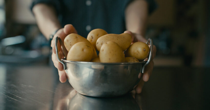 video au aparut primii cartofi noi romanesti in piete si supermarketuri pretul e cu 40 mai mare decat anul trecut cat costa kilogramul 69c22f6357aa8