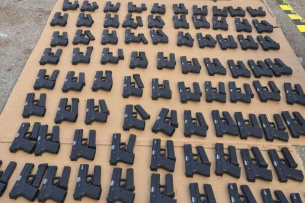 video captura de proportii la calafat peste 100 de pistoale incarcatoare si 60 000 de tigarete au fost descoperite intr un camion 69b53f8014649