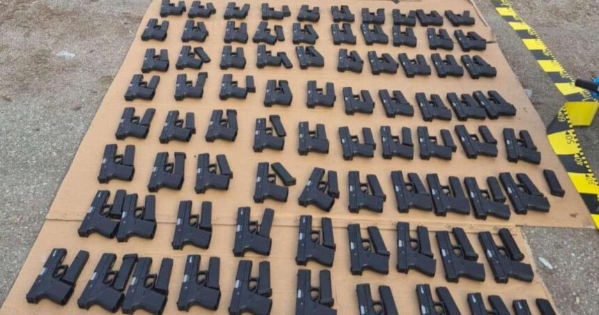 video captura de proportii la calafat peste 100 de pistoale incarcatoare si 60 000 de tigarete au fost descoperite intr un camion 69b53f8014649