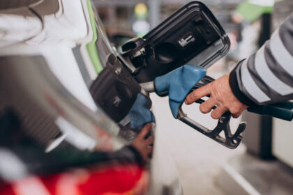 video doi bulgari retinuti de diicot alimentau autocamioane in statii peco din constanta cu carduri clonate 69a718bdf41ec