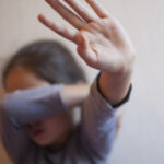 video doi copii de 2 si 4 ani legati de calorifer intr un apartament mama si concubinul acesteia au fost arestati 69bfb9e8e425b