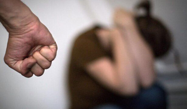 video femeie tocata in bataie de concubin cu pumnii si picioarele agresorul dupa gratii pentru 30 de zile 69bbfbbd4a93b