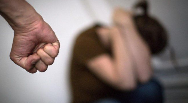 video femeie tocata in bataie de concubin cu pumnii si picioarele agresorul dupa gratii pentru 30 de zile 69bbfbbd4a93b