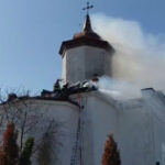 video incendiu puternic la o biserica din prahova in timpul slujbei de duminica 120 de enoriasi evacuati trafic restrictionat pe dn1 69b682e79407a