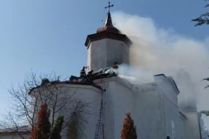 video incendiu puternic la o biserica din prahova in timpul slujbei de duminica 120 de enoriasi evacuati trafic restrictionat pe dn1 69b682e79407a