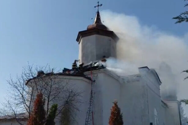 video incendiu puternic la o biserica din prahova in timpul slujbei de duminica 120 de enoriasi evacuati trafic restrictionat pe dn1 69b682e79407a