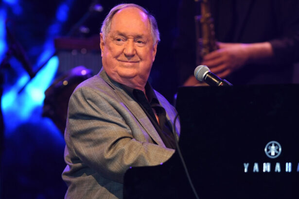 video neil sedaka a murit cantaretul si compozitorul american faimos pentru cantecul breaking up is hard to do avea 86 de ani 69a59c1b117d7