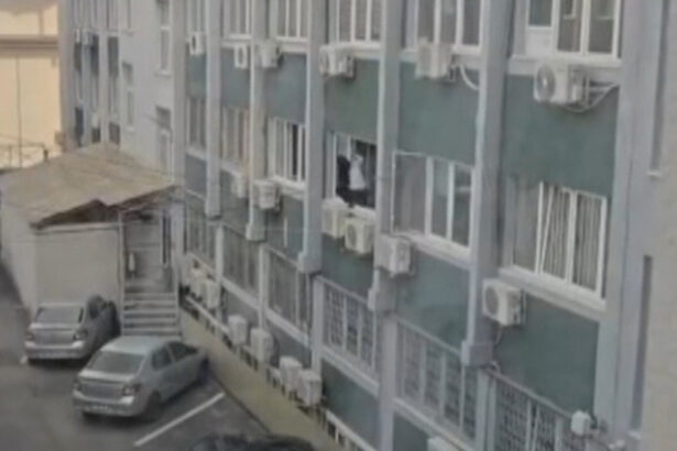 video o politista din valcea a fost surprinsa in timp ce spala geamurile la serviciu conducerea ipj a declansat o ancheta interna 69c1126b6046a