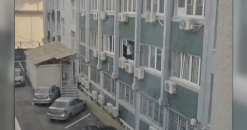 video o politista din valcea a fost surprinsa in timp ce spala geamurile la serviciu conducerea ipj a declansat o ancheta interna 69c1126b6046a