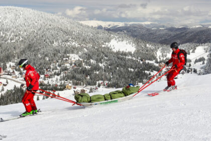 video operatiune grea in maramures trei ucraineni recuperati de la mare altitudine aproape 100 de oameni salvati de pe munte in ultima zi 69a3fc574ecc7