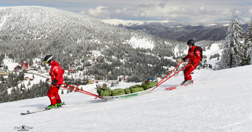video operatiune grea in maramures trei ucraineni recuperati de la mare altitudine aproape 100 de oameni salvati de pe munte in ultima zi 69a3fc574ecc7