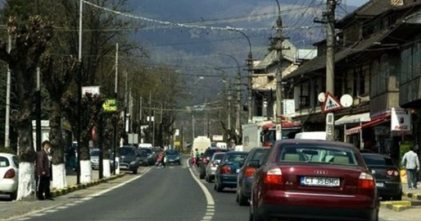 video pericol pe dn1 un zid din apropierea primariei comarnic sta sa se prabuseasca pe sosea ce spun autoritatile 69ae8bd762205