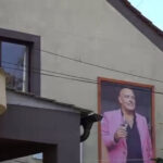 video portret neobisnuit pe fatada primariei din gogosu mehedinti fostul primar acum decedat imortalizat cu un pahar de vin in mana 69afe4619eed7