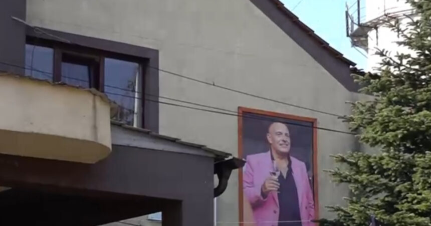 video portret neobisnuit pe fatada primariei din gogosu mehedinti fostul primar acum decedat imortalizat cu un pahar de vin in mana 69afe4619eed7