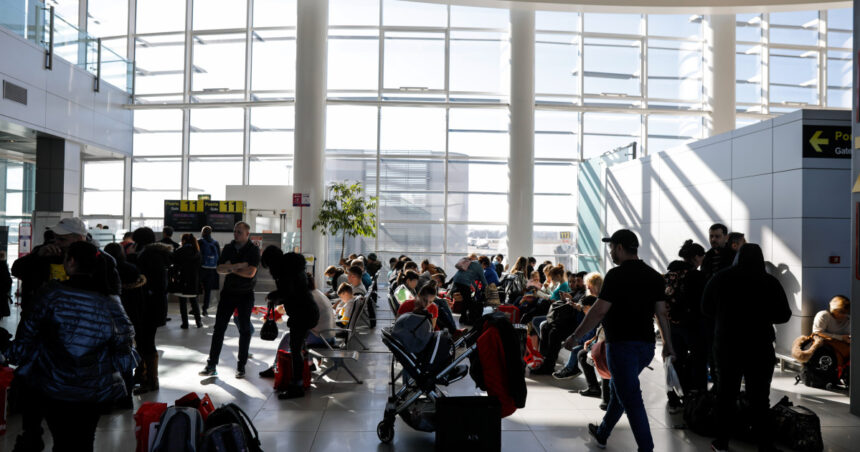 video primii romani au reusit sa se intoarca in tara din dubai a fost o loterie am pariat la propriu pe fiecare avion 69a9576b7473d