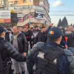 video protest al minerilor in gorj trafic blocat la tg jiu dupa ce sute de oameni au iesit in strada din cauza concedierilor anuntate 69b82fd174234