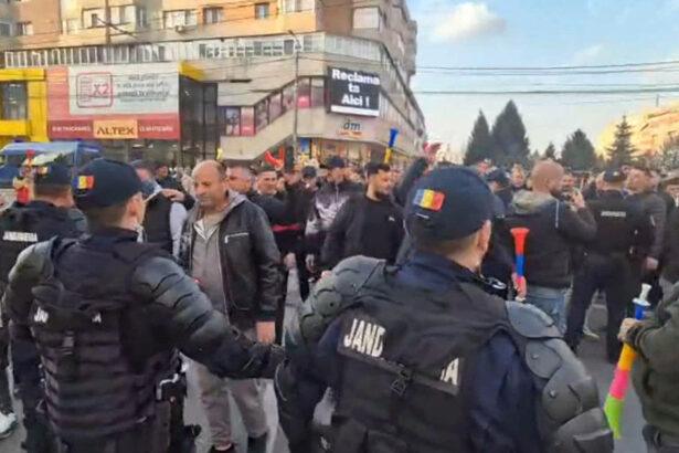 video protest al minerilor in gorj trafic blocat la tg jiu dupa ce sute de oameni au iesit in strada din cauza concedierilor anuntate 69b82fd174234