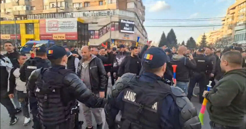 video protest al minerilor in gorj trafic blocat la tg jiu dupa ce sute de oameni au iesit in strada din cauza concedierilor anuntate 69b82fd174234